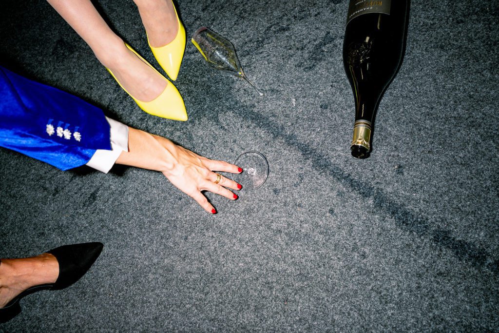Champagnerglas auf Boden